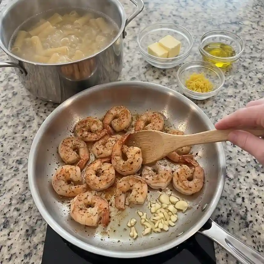 cheesy_garlic_shrimp_pasta-shrimp